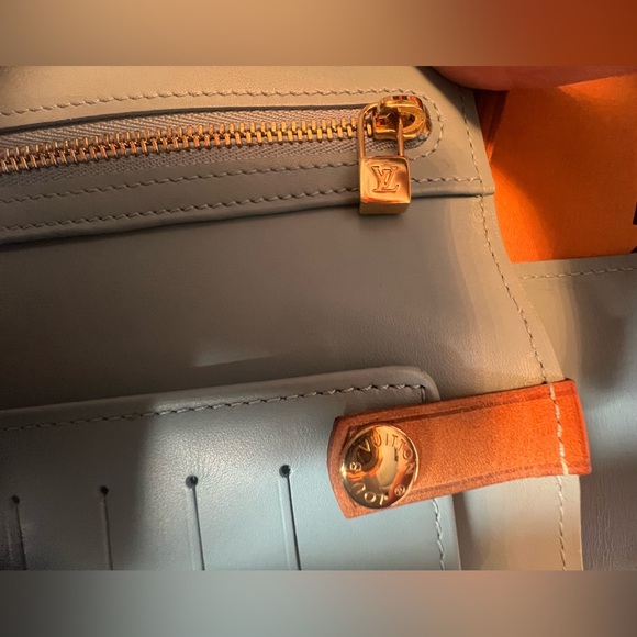 Authentic Louis Vuitton Vernis Crossbody - Picture 13 of 17